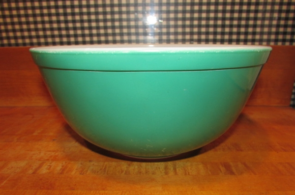 VINTAGE PYREX NESTING BOWLS AND MIXING BOWLS