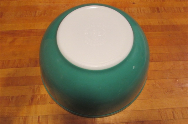VINTAGE PYREX NESTING BOWLS AND MIXING BOWLS