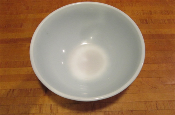 VINTAGE PYREX NESTING BOWLS AND MIXING BOWLS