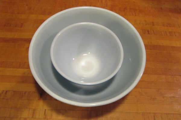 VINTAGE PYREX NESTING BOWLS AND MIXING BOWLS