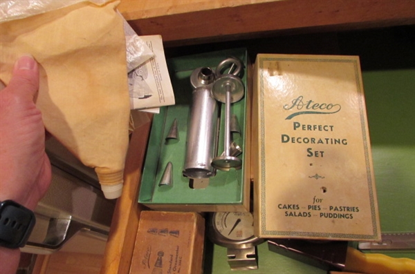 CONTENTS OF BAKING DRAWER