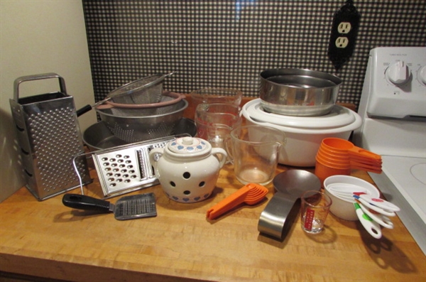 RUBBERMAID & STAINLESS STEEL MIXING BOWLS, STRAINERS, GRATERS, MEASURING CUPS & GARLIC KEEPER