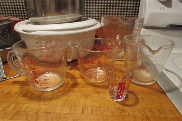 RUBBERMAID & STAINLESS STEEL MIXING BOWLS, STRAINERS, GRATERS, MEASURING CUPS & GARLIC KEEPER