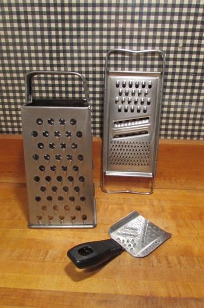 RUBBERMAID & STAINLESS STEEL MIXING BOWLS, STRAINERS, GRATERS, MEASURING CUPS & GARLIC KEEPER