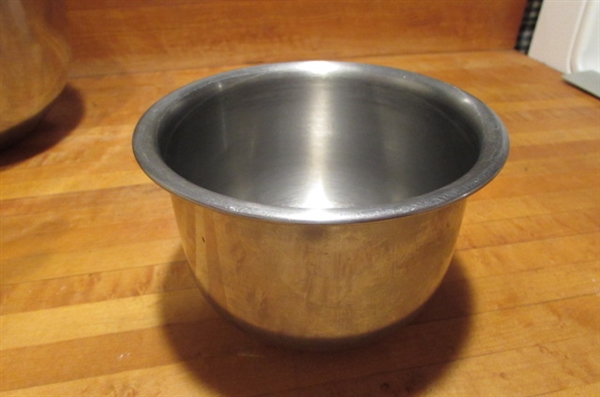 RUBBERMAID & STAINLESS STEEL MIXING BOWLS, STRAINERS, GRATERS, MEASURING CUPS & GARLIC KEEPER