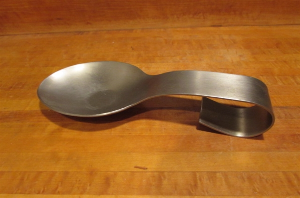 RUBBERMAID & STAINLESS STEEL MIXING BOWLS, STRAINERS, GRATERS, MEASURING CUPS & GARLIC KEEPER