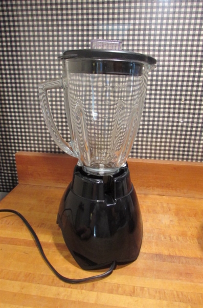 OSTER 12-SPEED ALL METAL DRIVE BLENDER W/EXTRA FOOD PROCESSOR ATTACHMENT & BLENDER BOTTLE