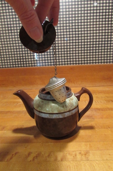 VINTAGE STONEWARE 'COOKIE' KETTLE & SMALL TEAPOT WITH STRAINER