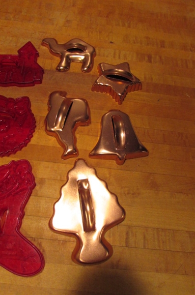 ASSORTED CHRISTMAS COOKIE CUTTERS & COOKIE PRESS