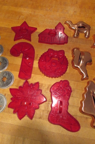 ASSORTED CHRISTMAS COOKIE CUTTERS & COOKIE PRESS