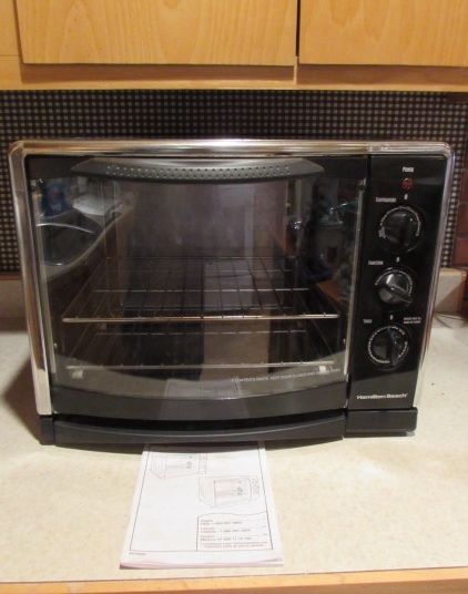 HAMILTON BEACH COUNTERTOP OVEN WITH CONVECTION.