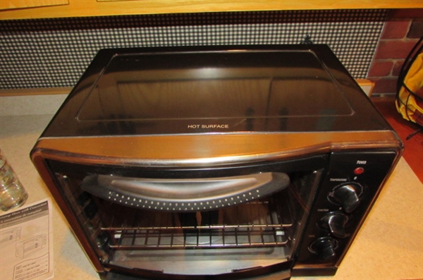 HAMILTON BEACH COUNTERTOP OVEN WITH CONVECTION.