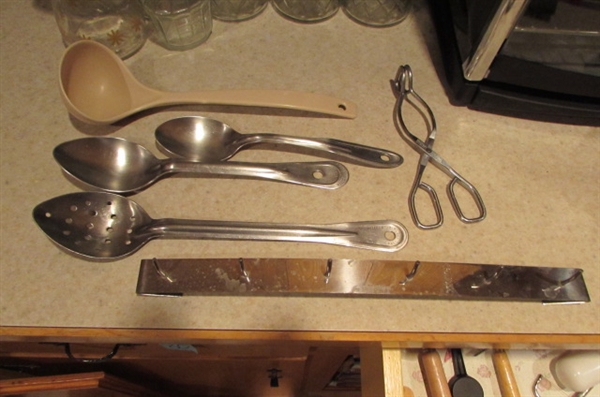 CONTENTS OF KITCHEN UTENSIL DRAWER