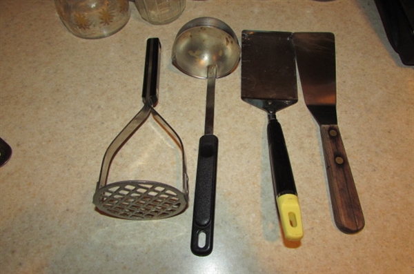 CONTENTS OF KITCHEN UTENSIL DRAWER