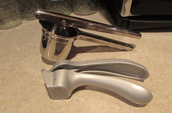 CONTENTS OF KITCHEN UTENSIL DRAWER