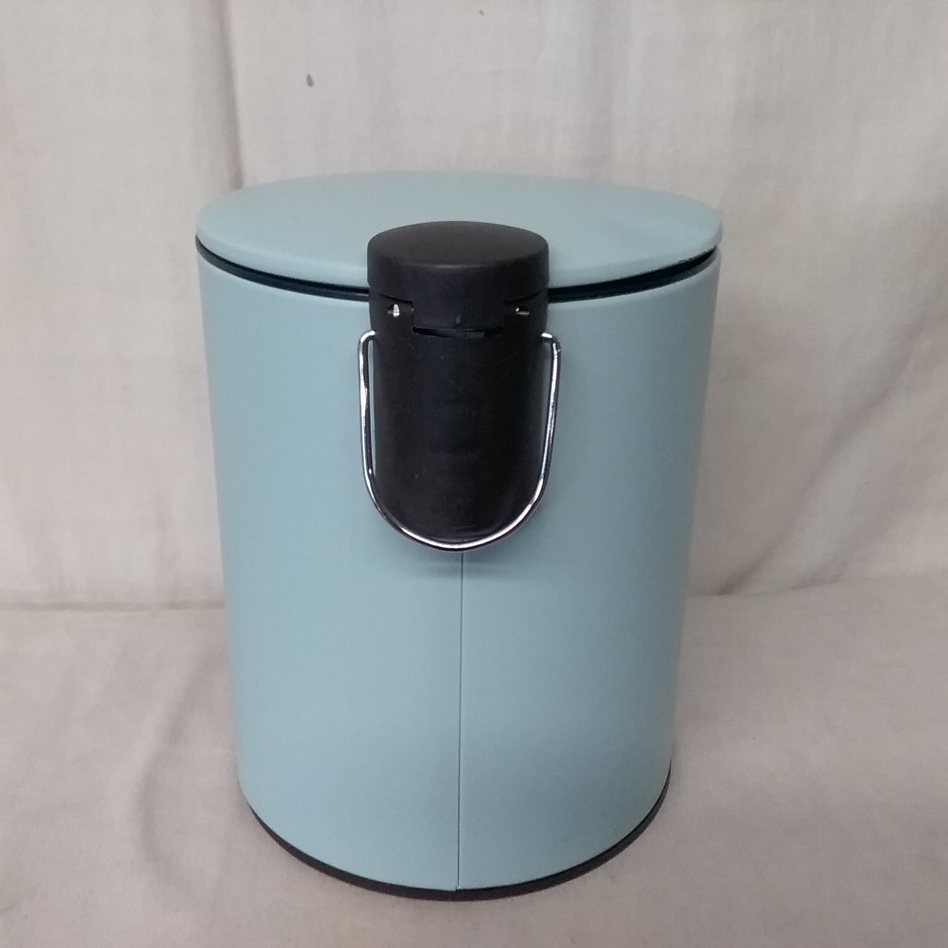 Lot Detail MINI TRASH CAN WITH REMOVABLE PLASTIC LINER Lot Detail MINI TRASH CAN WITH REMOVABLE PLASTIC LINER