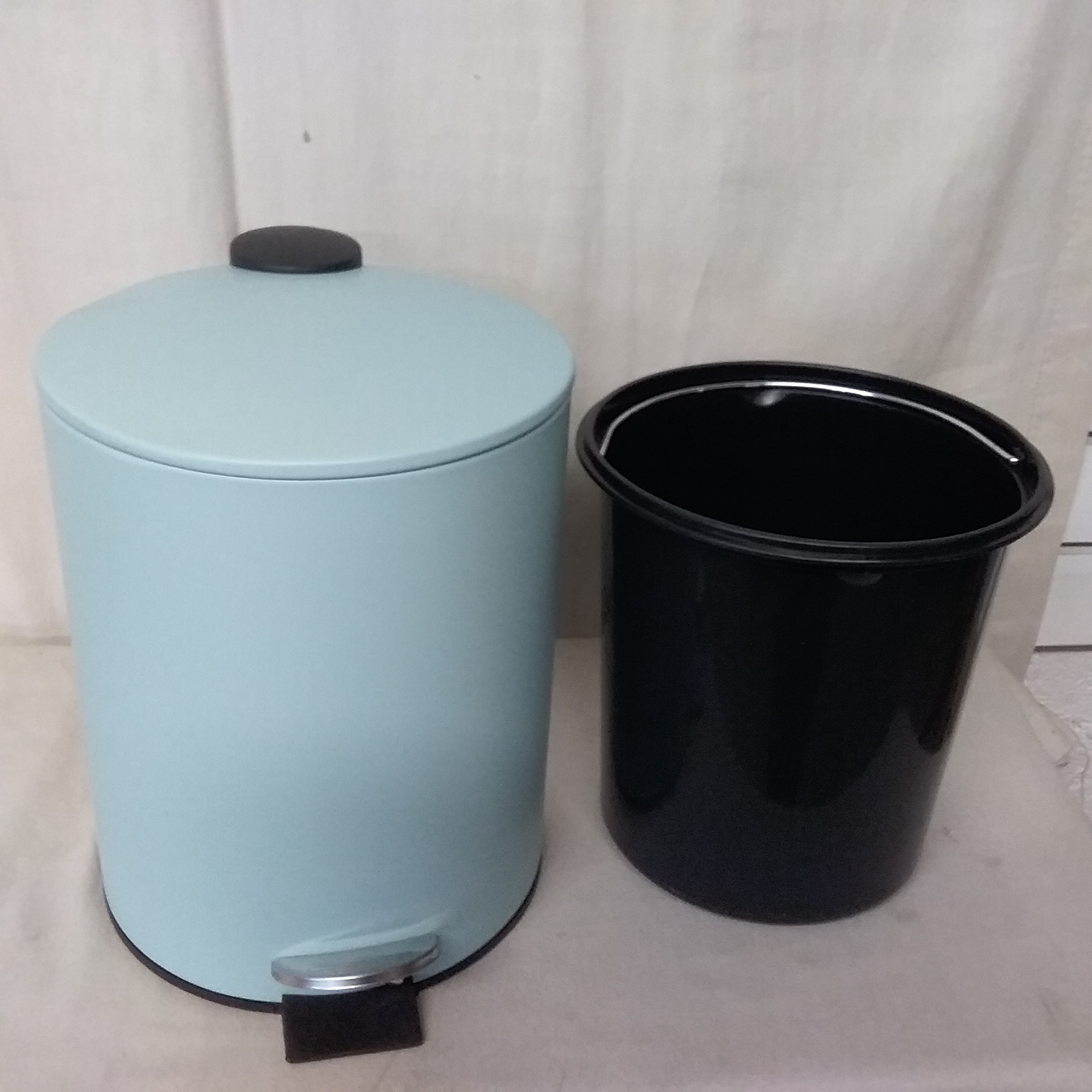 Lot Detail MINI TRASH CAN WITH REMOVABLE PLASTIC LINER Lot Detail MINI TRASH CAN WITH REMOVABLE PLASTIC LINER