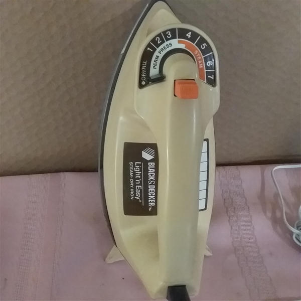 BLACK &DECKER IRON AND CORDLESS BLACK & DECKER  HAND VAC