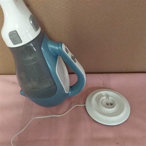 BLACK &DECKER IRON AND CORDLESS BLACK & DECKER  HAND VAC