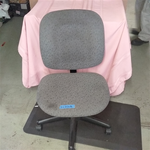 ROLLING OFFICE CHAIR