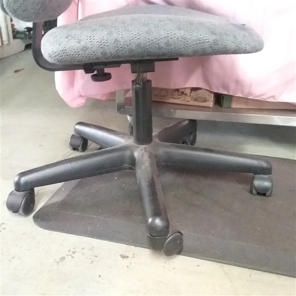 ROLLING OFFICE CHAIR