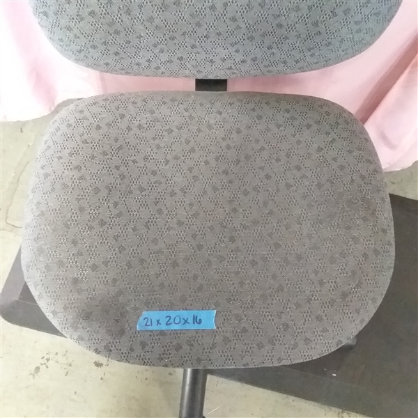 ROLLING OFFICE CHAIR