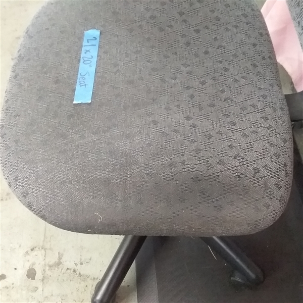 ROLLING OFFICE CHAIR