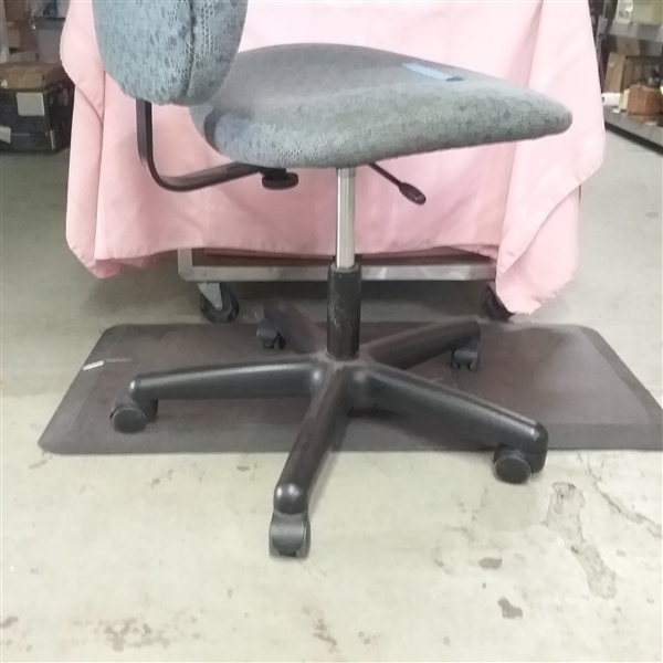 ROLLING OFFICE CHAIR