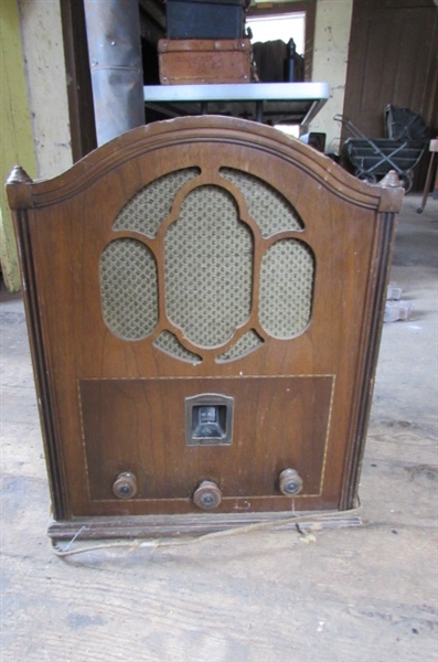 ANTIQUE MAJESTIC RADIO