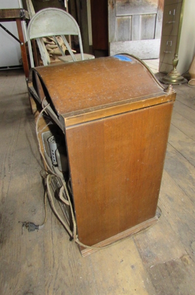 ANTIQUE MAJESTIC RADIO