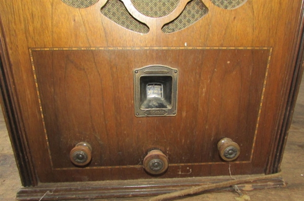 ANTIQUE MAJESTIC RADIO