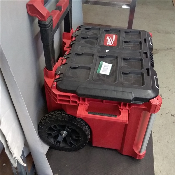 Milwaukee PACKOUT 22 in. Rolling Tool Box