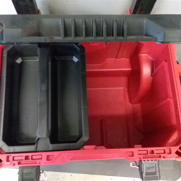 Milwaukee PACKOUT 22 in. Rolling Tool Box