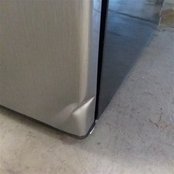 MAGIC CHEF 3.1 CU. FT. MINI FRIDGE