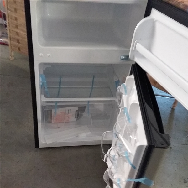 MAGIC CHEF 3.1 CU. FT. MINI FRIDGE