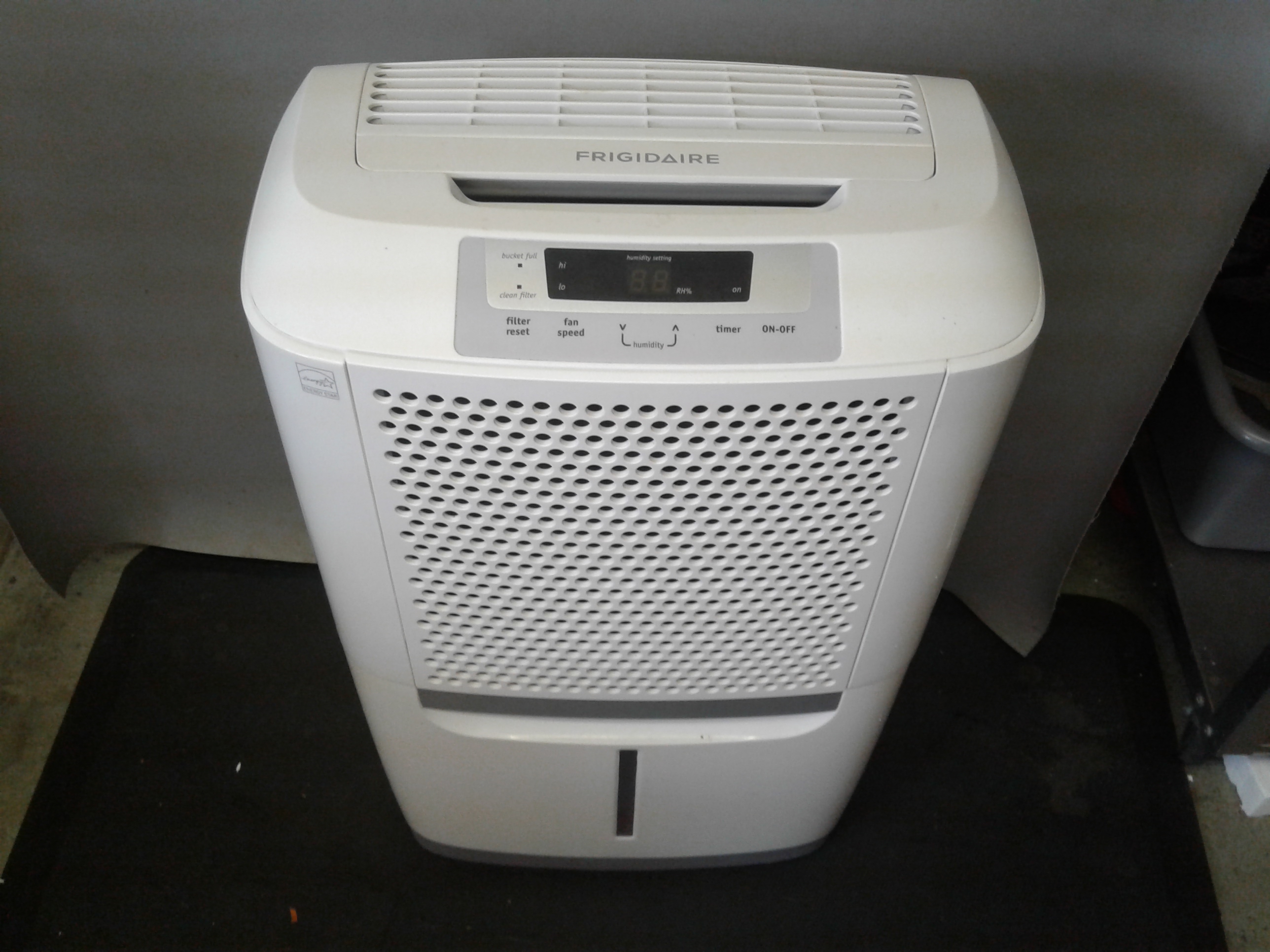 lot-detail-frigidaire-dehumidifier-high-moisture-70-pints