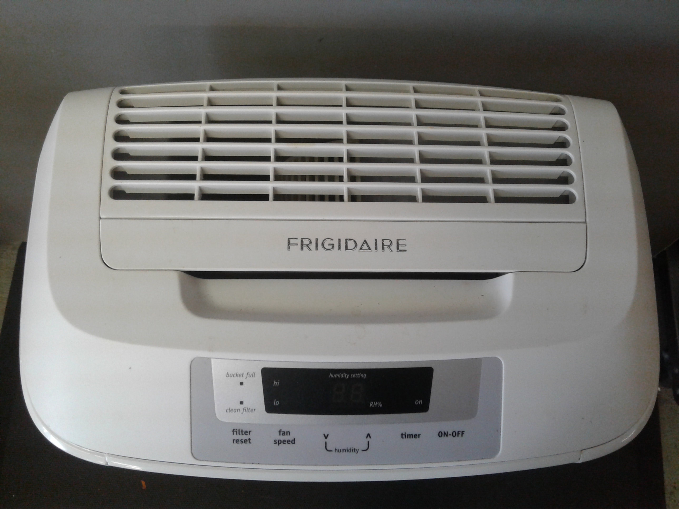 lot-detail-frigidaire-dehumidifier-high-moisture-70-pints