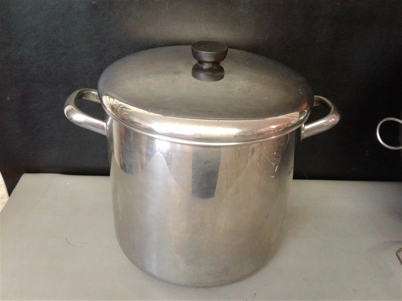 Kitchen Tin Lot- Bundt Pan, Muffin Tin, Pot, Pans, etc