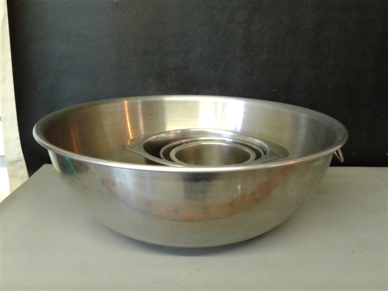 Kitchen Tin Lot- Bundt Pan, Muffin Tin, Pot, Pans, etc