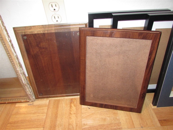 PHOTO ALBUMS & PICTURE FRAMES