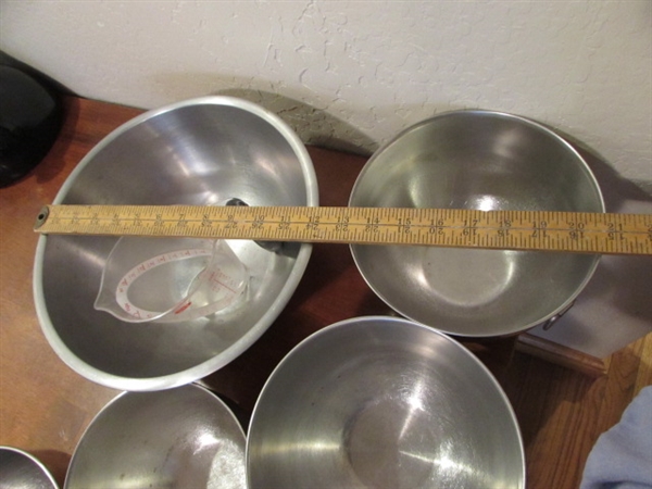 GRADUATED STAINLESS STEEL BOWLS & A MEASURING CUP