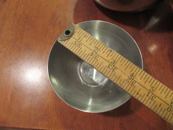 GRADUATED STAINLESS STEEL BOWLS & A MEASURING CUP