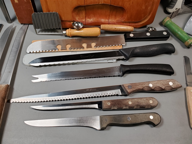 Wooden Turkey Cutting Board, Assorted Kitchen Knives