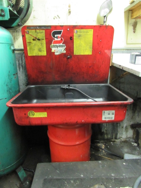 SAFETY-KLEEN PARTS WASHER WITH LIGHT AND SOLVENT BARREL