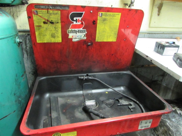 SAFETY-KLEEN PARTS WASHER WITH LIGHT AND SOLVENT BARREL
