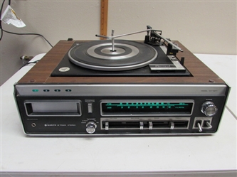 SANYO 8-TRACK AM/FM STEREO W/TURNTABLE