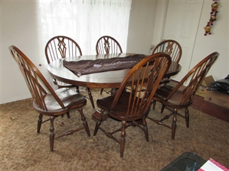 Nice Solid Wood Dining Table w/Chairs 