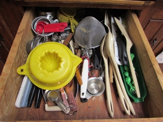 CONTENTS OF KITCHEN UTENSIL DRAWER