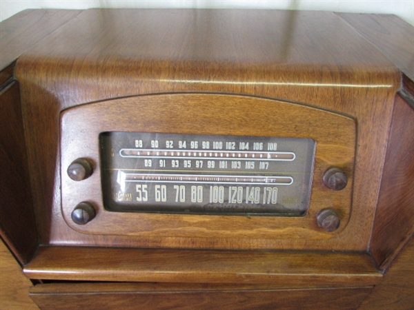 Vintage Philco Tube Radio Phonograph