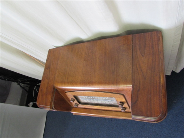 Vintage Philco Tube Radio Phonograph